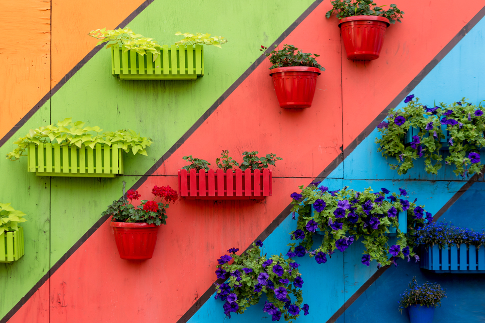 Die Kraft der Farben: Wie Du durch Farbgestaltung Deine Wohn- und Gartenräume transformieren kannst